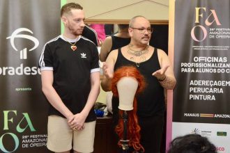 Oficina de perucaria durante o festival Amazonas de Ópera, com dois instrutores e uma peruca.
