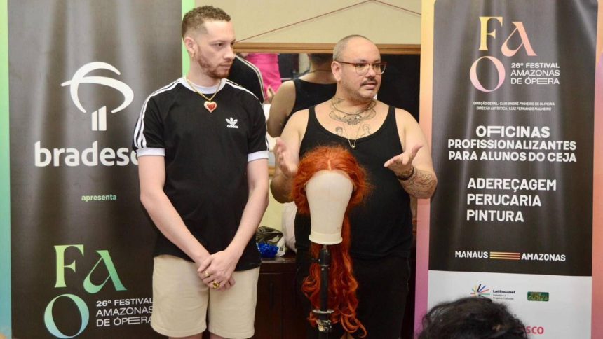 Oficina de perucaria durante o festival Amazonas de Ópera, com dois instrutores e uma peruca.