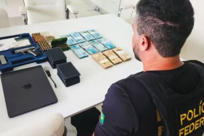 Operação da Polícia Federal apreende armas, dinheiro e outros itens em investigação de fraudes no INSS.