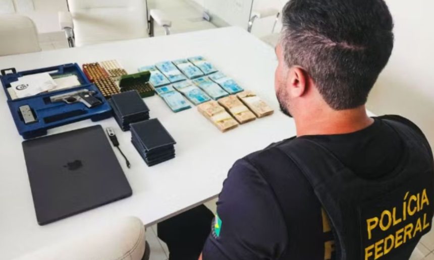 Operação da Polícia Federal apreende armas, dinheiro e outros itens em investigação de fraudes no INSS.
