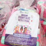 Pacotes de absorventes distribuídos pelo governo do Amazonas, projeto Dignidade Menstrual.