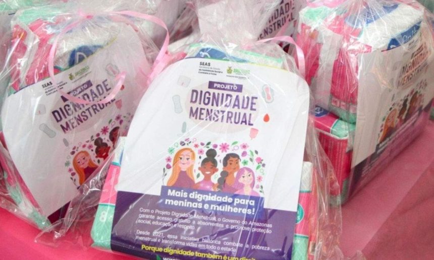 Pacotes de absorventes distribuídos pelo governo do Amazonas, projeto Dignidade Menstrual.
