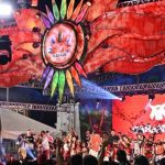 Palco do evento Esquenta do Boi Manaus com decoração colorida e público presente.