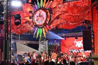 Palco do evento Esquenta do Boi Manaus com decoração colorida e público presente.