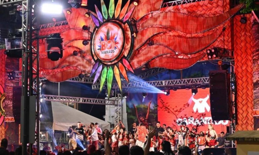 Palco do evento Esquenta do Boi Manaus com decoração colorida e público presente.