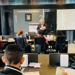 Palestrante apresenta curso de Marketing Digital em Manaus para alunos.