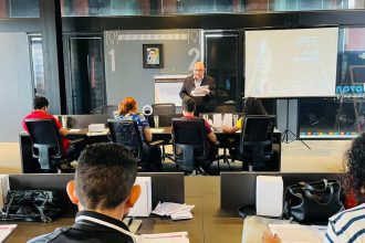 Palestrante apresenta curso de Marketing Digital em Manaus para alunos.