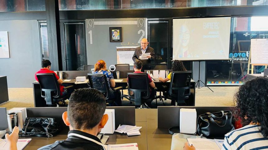 Palestrante apresenta curso de Marketing Digital em Manaus para alunos.