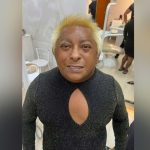 Patixa Teló com cabelo loiro e vestindo um vestido preto com decote.