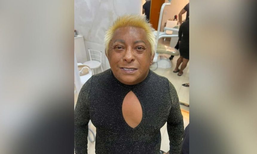 Patixa Teló com cabelo loiro e vestindo um vestido preto com decote.