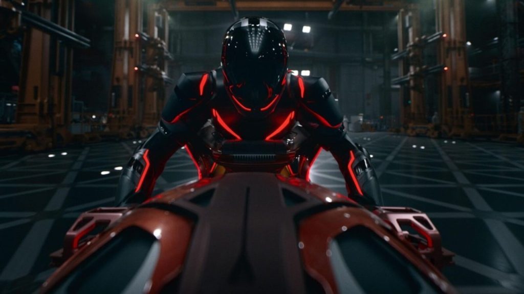 Personagem em traje futurista pilotando veÃculo em Tron: Ares