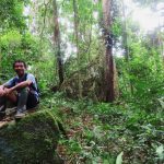 Pesquisador na floresta amazônica, parte de estudo sobre plantas e fungos raros em São Gabriel da Cachoeira.