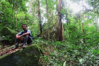 Pesquisador na floresta amazônica, parte de estudo sobre plantas e fungos raros em São Gabriel da Cachoeira.