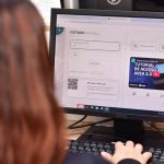 Pessoa acessando plataforma CETAM em computador, com tela mostrando login.