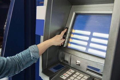 Pessoa usando caixa eletrônico para pagamentos do PIS/Pasep