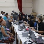 Pessoas em atendimento médico e emitindo RG em centro de saúde.