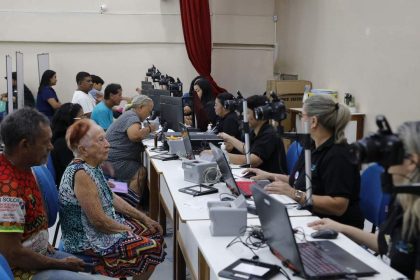 Pessoas em atendimento médico e emitindo RG em centro de saúde.