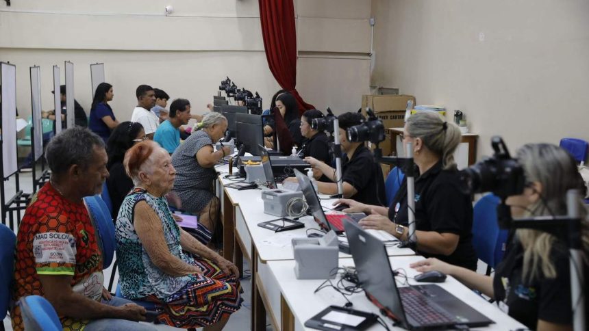 Pessoas em atendimento médico e emitindo RG em centro de saúde.