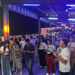 Pessoas em evento da Feira dos Povos Criativos em Parintins.