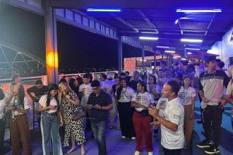 Pessoas em evento da Feira dos Povos Criativos em Parintins.