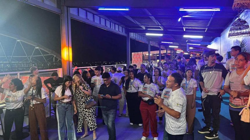 Pessoas em evento da Feira dos Povos Criativos em Parintins.