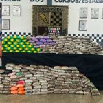 Polícia apreende drogas escondidas em pneu de carreta em Manaus. Tabletes de drogas expostos.