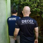 Polícia Civil do Amazonas (PC-AM) em ação. Homens com uniformes da DECCI e SEJUSC.