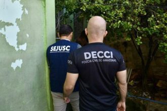 Polícia Civil do Amazonas (PC-AM) em ação. Homens com uniformes da DECCI e SEJUSC.