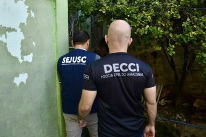 Polícia Civil do Amazonas (PC-AM) em ação. Homens com uniformes da DECCI e SEJUSC.