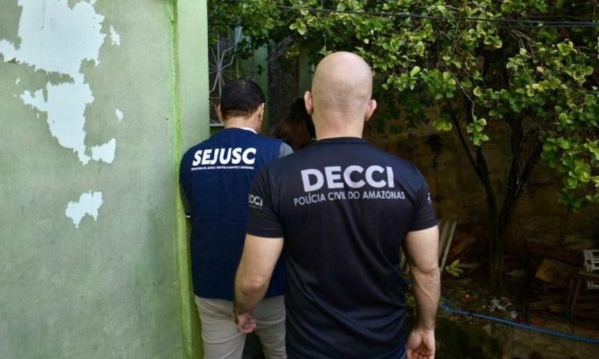 Polícia Civil do Amazonas (PC-AM) em ação. Homens com uniformes da DECCI e SEJUSC.