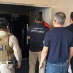 Polícia Civil e outros agentes em operação de prisão e afastamento de servidores por fraude no Amazonas.