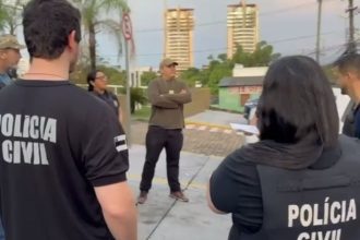 Polícia Civil em ação, prendendo suspeitos em Manaus.