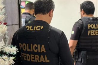 Polícia Federal em ação durante prisão de suspeito em Manaus.