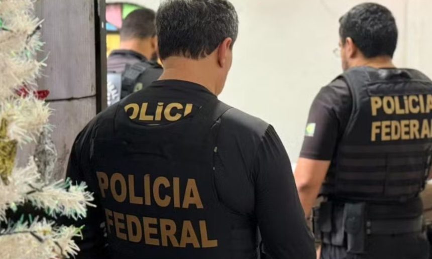 Polícia Federal em ação durante prisão de suspeito em Manaus.