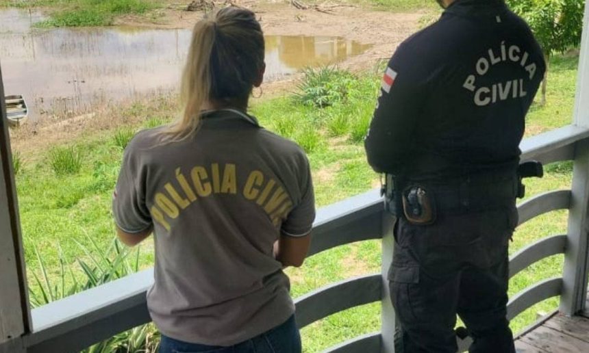 Policiais civis em local de investigação próximo a rio.
