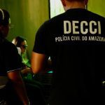 Policiais em ação durante a Operação Virtude no Amazonas, combate a crimes contra idosos.