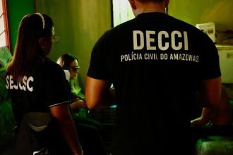 Policiais em ação durante a Operação Virtude no Amazonas, combate a crimes contra idosos.