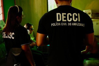 Policiais em ação durante a Operação Virtude no Amazonas, combate a crimes contra idosos.
