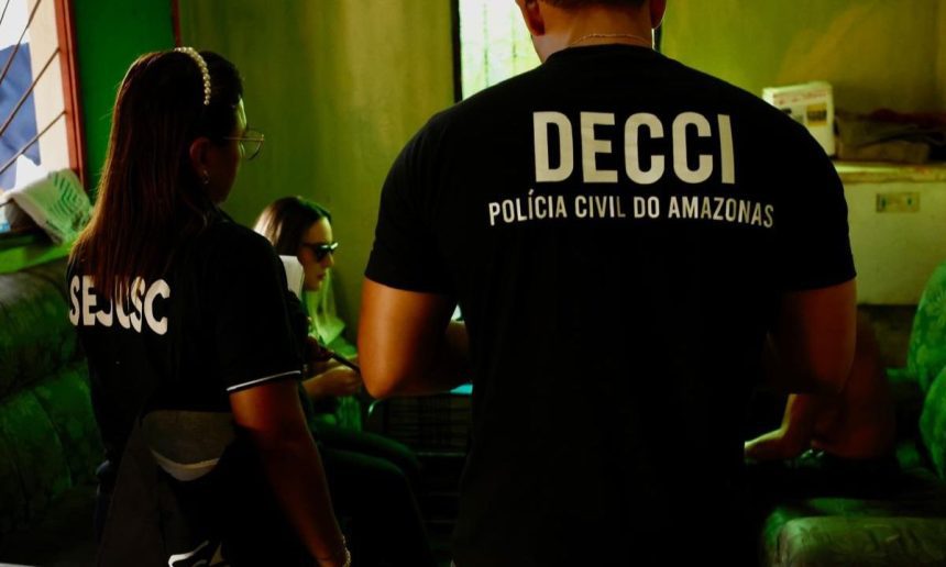 Policiais em ação durante a Operação Virtude no Amazonas, combate a crimes contra idosos.