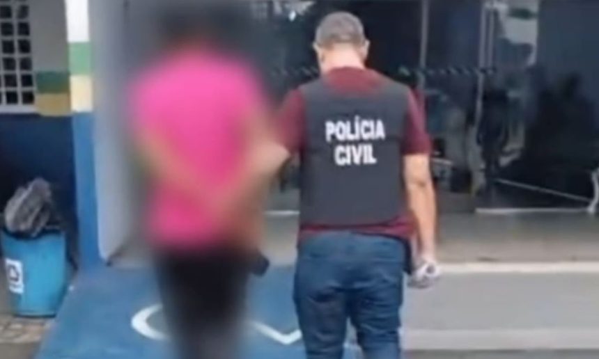 Policial civil conduz homem preso após agredir ex-companheira em Manaus.