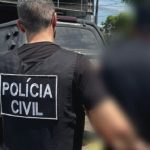 Policial civil em operação de prisão.
