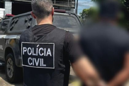 Policial civil em operação de prisão.