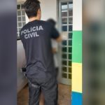 Policial civil prendendo suspeito. Texto da camisa: Polícia Civil