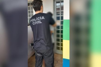 Policial civil prendendo suspeito. Texto da camisa: Polícia Civil