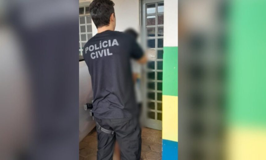 Policial civil prendendo suspeito. Texto da camisa: Polícia Civil