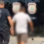 Policial conduz comerciante preso em frente à delegacia