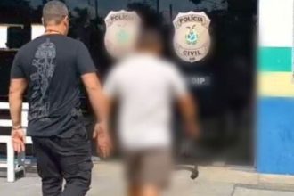 Policial conduz comerciante preso em frente à delegacia