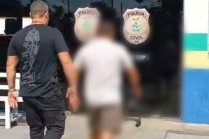 Policial conduz comerciante preso em frente à delegacia