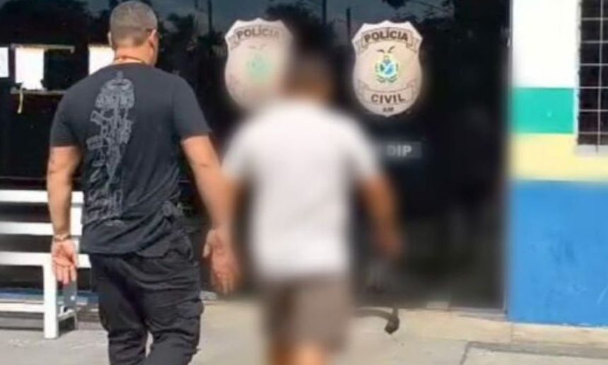 Policial conduz comerciante preso em frente à delegacia