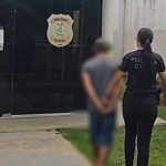 Policial conduz jovem preso após ameaçar filhas e invadir casa da ex no Amazonas.